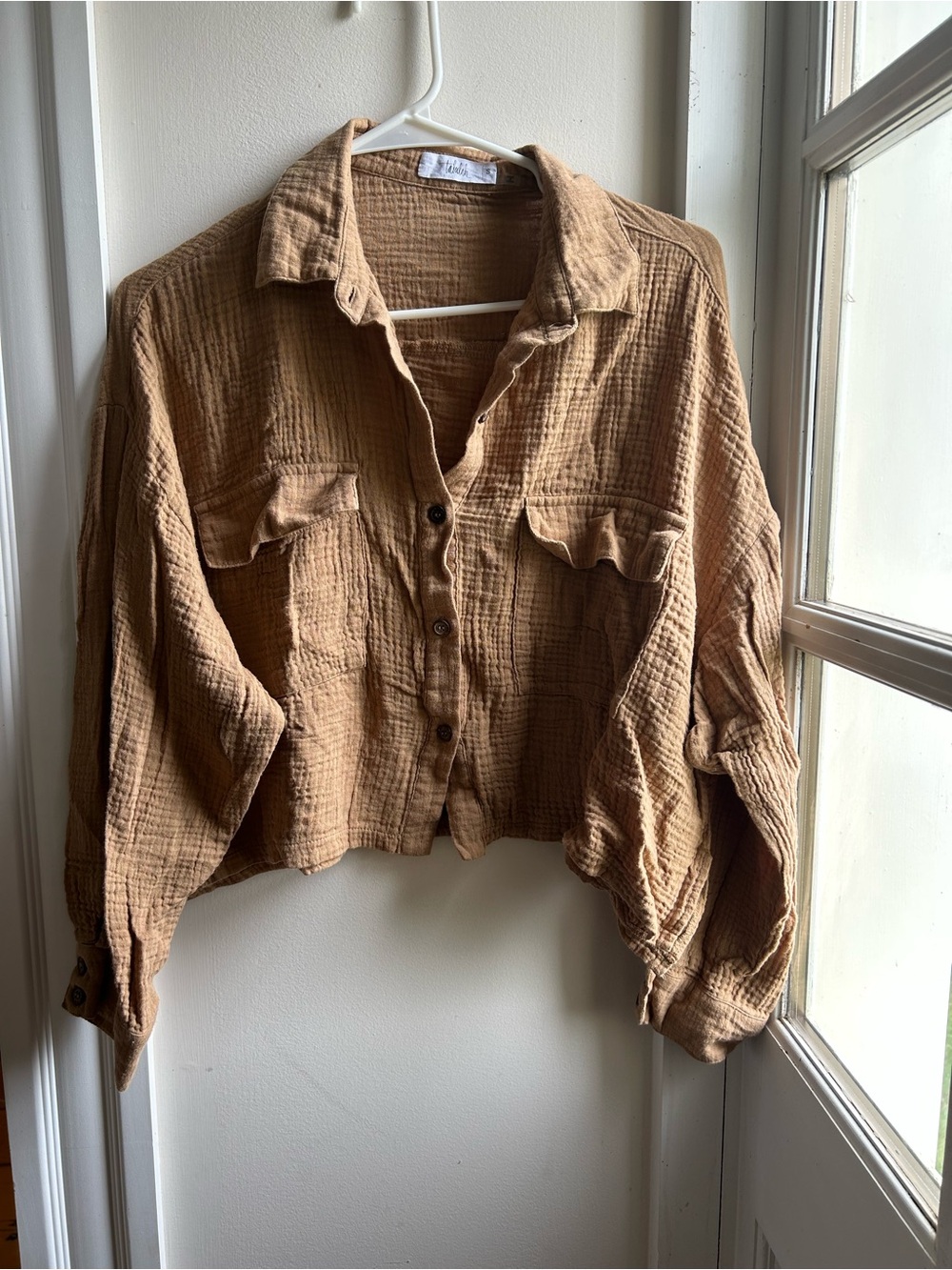 Button-Front Cropped Shirt Jacket in Camel Brown